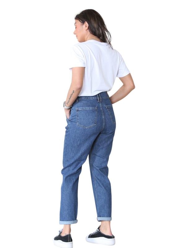 MYT Womens Boyfriend Jeans ensuring a perfect fit for those with a curvier figure. - - . High Waisted with Pleats in Front and Crafted from high-quality denim, these jeans are designed to withstand frequent wear and tea. - - . Relaxed Fit Tapered Legs With a classic boyfriend jeans silhouette, these jeans can be dressed up or down for various occasions. - - .  These Jeans are Baggy on the Top with Wide Waist and Tapered on the Legs. - - . Great Vintage Condition Overall, There Are Some Loose Threads on the Buttonhole Edges. - - .   Size 10 is 28 inches waist. - - . . . - - .   Size 12 is 30 inches waist. - - . . . - - .   Size 14 is 32 inches waist. - - . . . - - .   Size 16 is 34 inches waist. - - . . . - - .   Size 18 is 36 inches waist. - - . . . - - .   Size 20 is 38 inches waist. - - . . - - . Size 22 is 40 inches waist. - - . . . - - . Size 24 is 42 inches waist. - - . . . - - .