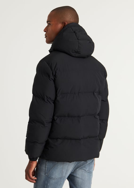 Materiaal & fit De Nebula is een kort model winterjas. Deze pufferjacket is volledig gemaakt van polyester wat hem erg licht maakt. Daarnaast is hij waterafstotend, winddicht en ademend.  details Deze pufferjas heeft een afneembare capuchon en een verstelbare mouwopening. In totaal heeft de Nebula 3 zakken, 2 onzichtbare steekzakken en een binnenzak, allemaal voorzien van ritssluiting. Verder is de winterjas voorzien van een kunststof rits en kenmerkende CHASIN’ details.  Performance features Breathable Keep warm Quick dry Water repellant Wind proof  Specs Afneembare capuchon 3 zakken Kunststof rits Licht materiaal CHASIN' details  Model draagt maat L en is 1.89 m. lang. Zijn tailleomvang meet 74 cm. en zijn borstomvang 90 cm.