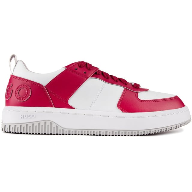 Hugo Kilian Hito Entrenadores Presentamos las zapatillas bajas de HUGO, Kilian Hito, con su carácter de inspiración retro y su diseño de caña baja. La zapatilla de diseño combina comodidad, diseño y sencillez. Una versión moderna de una zapatilla de deporte tradicional, con una parte superior de material mixto de primera calidad blanca con detalles rojos y una gran marca distintiva.