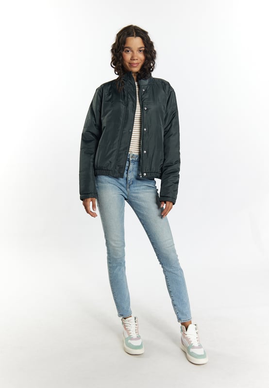 Met de licht gewatteerde blousonjassen van myMo haal je het perfecte tussenjasje in je garderobe. Het glanzende materiaal is fijn doorgestikt en wordt door de elastische manchetten in vorm gehouden. Een lichte vulling zorgt voor warmte, net als de opstaande kraag. De doorlopende ritssluiting is verborgen achter een drukknoopsluiting en geeft de jas een elegante touch.  Jas