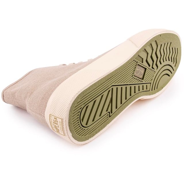 Dale vida a tu guardarropa y dale un toque de vida y bienestar a tus atuendos con estas zapatillas altas para hombre de la marca italiana Superga Artifact. Estas zapatillas informales, confeccionadas en lona de algodón teñida en hilo y transpirable, están rematadas con una suela de goma ligeramente elevada, la marca distintiva y ojales plateados.