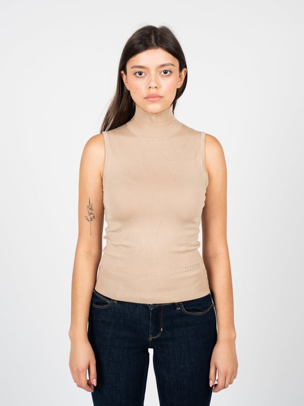 El diseño ajustado resalta la figura, añadiendo elegancia y confianza, perfecto para cualquier ocasión, desde encuentros casuales hasta salidas más formales.

Con cuello alto que añade clase y calidez, y al mismo tiempo constituye un acento de moda, combinando perfectamente con diferentes estilos.

Sin mangas, lo que hace que este producto sea la elección ideal para los días más cálidos, proporcionando comodidad y libertad de movimiento.

El bajo terminado en elástico, que asegura un ajuste perfecto y un look elegante, al mismo tiempo enfatiza la figura.

El tejido fino y elástico hace que el producto sea extremadamente cómodo y agradable de llevar, adaptándose perfectamente a la forma del cuerpo.

En la parte inferior izquierda, el nombre de la marca destaca sutilmente la calidad y el prestigio del producto, añadiéndole un carácter único.

Fabricado con tejido de alta calidad LENZING™ ECOVERO™ - un material respetuoso con el medio ambiente, lo que hace que el producto no solo sea estiloso, sino también ecológico, apoyando el desarrollo sostenible.