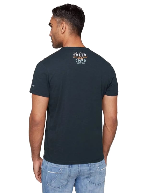 Dieses Herren-T-Shirt vereint lässigen Stil mit raffinierter Detailverliebtheit. Der V-Ausschnitt mit Used-Kante verleiht dem Shirt einen coolen, entspannten Look. Die Flammgarnstruktur sorgt für eine einzigartige Textur und unterstreicht die Individualität des Designs. Kontrastnähte an den Schultern setzen subtile Akzente, die das Gesamtbild perfekt abrunden. Ein markanter Front-Print mit Flockprint-Details zieht alle Blicke auf sich, während ein kleiner Logo-Print hinten und ein Label-Patch am linken Ärmel dezente Markenakzente setzen. Das Necktape sorgt für zusätzlichen Tragekomfort und Stabilität. Mit seiner normalen Passform und dem hohen Tragekomfort ist dieses Shirt ein Must-have für jeden Kleiderschrank. Ideal für lässige Outfits, die dennoch Stilbewusstsein ausstrahlen. Ein zeitloses Stück, das in keiner Garderobe fehlen sollte.