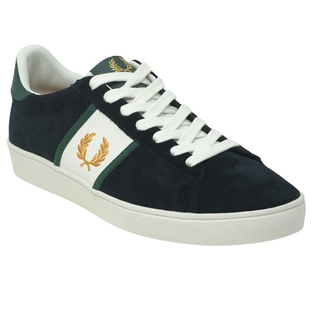 Fred Perry Spencer Suede Tipping blauwe sneakers voor heren. Fred Perry Spencer Suede Tipping blauwe sneakers voor heren. Stijl: B9156 608. Merklogo op tong. Sneakers met vetersluiting. Merkbadge aan de zijkant van de schoen