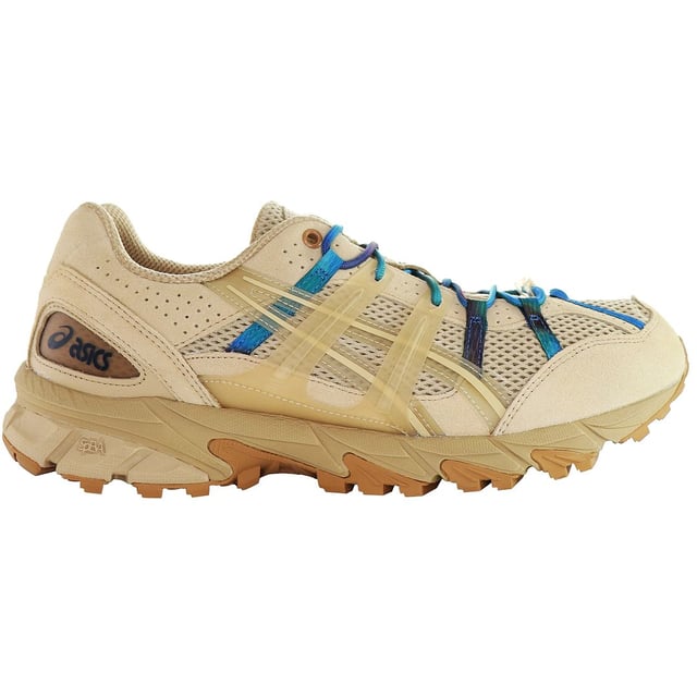 Adéntrate en estilo y rendimiento con las zapatillas beige Asics x A.P.C Gel-Sonoma 15-50 para hombres, un esfuerzo colaborativo que combina la experiencia técnica de Asics con la estética minimalista y refinada de A.P.C.

Características clave:

Diseño colaborativo: Asics a menudo colabora con marcas de moda como A.P.C para crear calzado único y elegante que fusiona funcionalidad con moda contemporánea.

Tecnología Gel: Espera la incorporación de la tecnología de amortiguación Gel de Asics, que proporciona comodidad reactiva y amortiguadora para una experiencia de uso suave.

Herencia de la serie Sonoma: La serie Gel-Sonoma es conocida por su herencia en carreras por senderos, con suelas duraderas y diseños robustos. Sin embargo, la colaboración puede introducir elementos vanguardistas.

Materiales premium: Las colaboraciones a menudo implican el uso de materiales de alta calidad, asegurando tanto estilo como calidad en la construcción de las zapatillas.

Tracción inspirada en senderos: La serie Gel-Sonoma incluye típicamente suelas con un patrón de banda de rodadura inspirado en carreras por senderos, proporcionando tracción confiable en diversas superficies.

Toque minimalista de A.P.C: A.P.C es conocida por sus diseños minimalistas y limpios. La colaboración puede incorporar estos principios de diseño en la estética general de las zapatillas.

Edición limitada: Las colaboraciones suelen ser ediciones limitadas, lo que agrega exclusividad al diseño y las convierte en objetos de colección muy deseados.