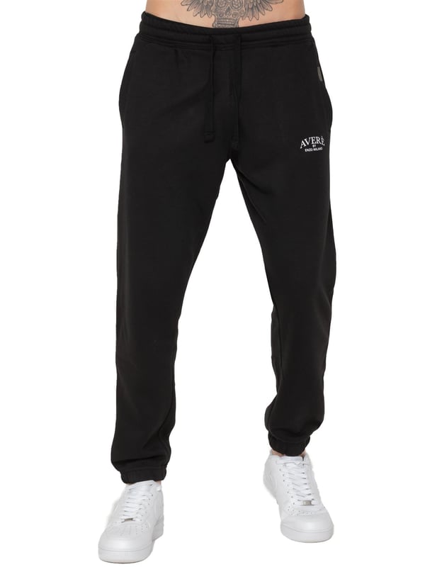 Eleva tu estilo con los joggers de ajuste regular de Enzo Milano. Cuentan con una cintura elástica con cordones ajustables y puños acanalados en los tobillos para un ajuste ceñido. Los joggers tienen bolsillos laterales, y en el lado izquierdo hay un pequeño logotipo impreso en blanco que añade un toque elegante. Están confeccionados con un material suave y cómodo, lo que los hace ideales para uso casual o actividades deportivas.