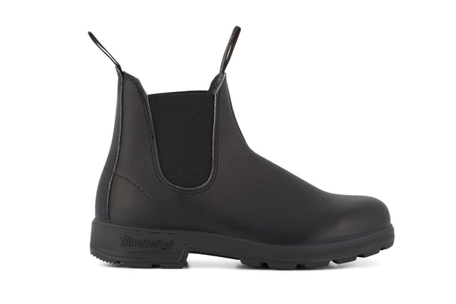 Part of the Original #500 series which dates back to 1969 the #510 boasts a simple and sleek all black upper comprised of elastic side panels and premium leather unlined for added breathability. The anatomically shaped PU midsole is designed for comfort while the TPU outsoles are hard-wearing and provide stability.