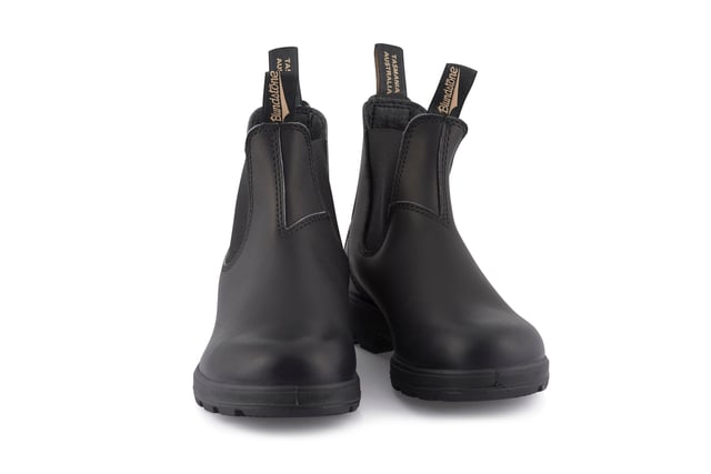 Part of the Original #500 series which dates back to 1969 the #510 boasts a simple and sleek all black upper comprised of elastic side panels and premium leather unlined for added breathability. The anatomically shaped PU midsole is designed for comfort while the TPU outsoles are hard-wearing and provide stability.