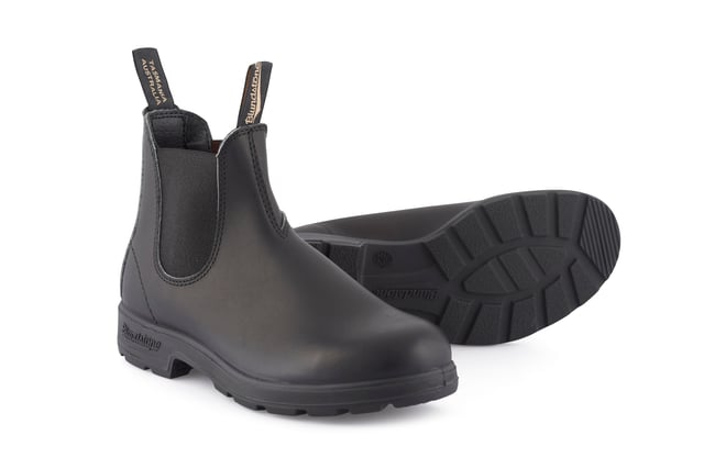Part of the Original #500 series which dates back to 1969 the #510 boasts a simple and sleek all black upper comprised of elastic side panels and premium leather unlined for added breathability. The anatomically shaped PU midsole is designed for comfort while the TPU outsoles are hard-wearing and provide stability.