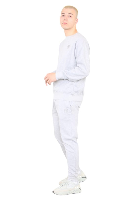 MYT Herren-Pullover-Trainingsanzug mit Rundhalsausschnitt. MYT-Sticklogo auf der Brust und dem linken Bein. Vlies mit gebürsteter Rückseite. Mit geripptem Bund und Bündchen. Slim-Fit-Jogginghose mit 2-Taschen-Design. Elastischer Bund mit Kordelzug.