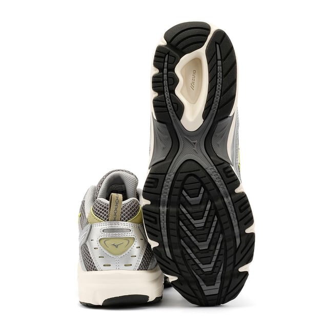 Verhoog je comfort en stijl met deze sneakers met een bovenwerk van mesh en synthetisch leer. Ontworpen met een lichtgewicht dempende tussenzool voor verbeterde ondersteuning en de hele dag draagbaarheid.
