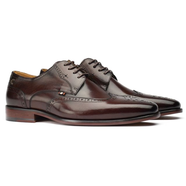 The Simon Carter Beagle Brogues Showcases A Perfect Blend Of Classy, Timeless Sophistication And Captivating, Daring Details. These Polished Shoes Redefine Sharp Styling With Their Unique Accents. Crafted From Premium Leather And Exclusive To Sole, The Simon Carter Shoes Ooze Personality And Uniqueness With Their Sleek And Elegantly Edgy Design. Whether Dressing For A Go-to-meeting, A Night Out Or Adding A Sharp Edge To Your Daily Attire, This Quintessential British Simon Carter Staple Ensures You Make A Distinctive Statement Of Style, Design And Personality.