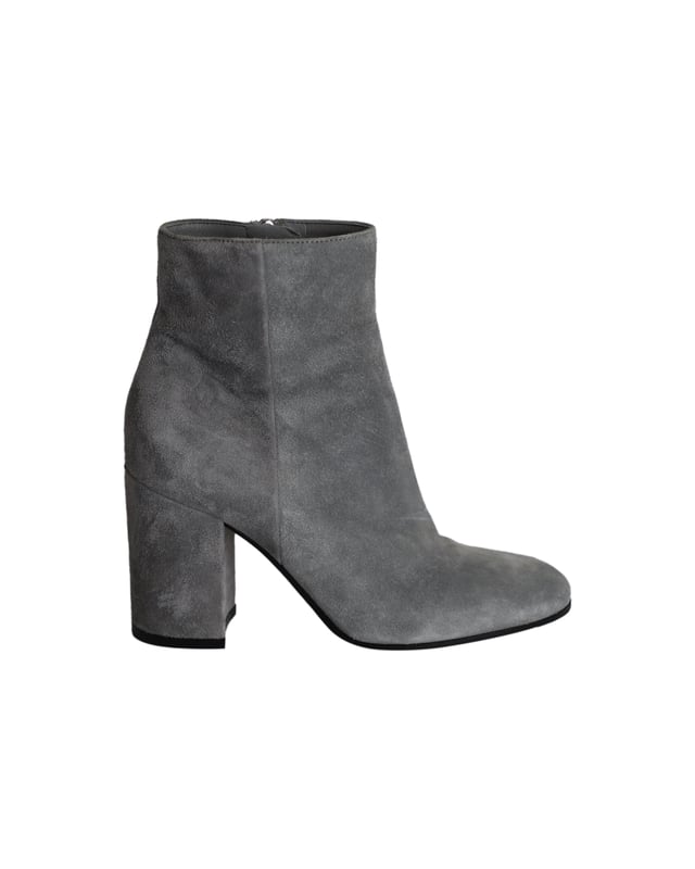 VINTAGE, RRP AS NEW
If you're looking for a pair of ankle boots that will go with everything, then look no further. These Gianvito Rossi Margaux Block-Heel Ankle Boots have a clean, timeless silhouette that pairs well with all your favorite looks. Featuring comfortable mid-high block heels, smooth suede uppers, and a zipped side, these boots are perfect if you want to look effortlessly chic.

Gianvito Rossi Margaux Block-Heel Ankle Boots in Grey Suede
Condition: Very good
Sign of wear: Moderate wear on the soles, faint marks on the surface
Material: Suede
Color: Grey
Size: IT35 / UK2 / US5
SKU: 291290