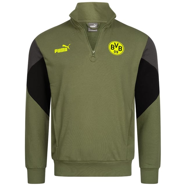 El jersey verde Puma BVB 09 Borussia Dortmund para hombre es una prenda elegante y cómoda que permite a los aficionados mostrar su apoyo a uno de los clubes de fútbol más queridos de Alemania, el Borussia Dortmund. Este jersey combina moda y afición, lo que lo convierte en un complemento versátil para el vestuario de cualquier seguidor del Borussia Dortmund. A continuación te detallamos sus principales características y ventajas:

 Mercancía oficial del Borussia Dortmund:  Este jersey es un producto con licencia oficial y muestra con orgullo el escudo del Borussia Dortmund y el logotipo de Puma. Ofrece a los aficionados una forma moderna de representar a su equipo fuera del campo.

 Material de alta calidad: Confeccionada con materiales suaves y cómodos, la sudadera está diseñada para mantenerte abrigado durante las épocas más frías sin dejar de ser transpirable y cómoda para el día a día.

 Diseño elegante: El suéter presenta un diseño moderno y elegante con cuello redondo y puños y dobladillo acanalados, proporcionando un aspecto clásico y elegante que se puede usar casualmente.

 Colores del equipo: La sudadera está diseñada con los icónicos colores negro y amarillo del Borussia Dortmund, lo que la hace reconocible al instante como una pieza de merchandising de los aficionados.

 Marca Puma: El logotipo de Puma aparece de forma destacada en la sudadera, lo que significa su calidad y autenticidad como producto oficial de Puma.

 Detalles sutiles del equipo: Aunque muestra con orgullo el escudo del Borussia Dortmund, la sudadera ofrece una forma más sutil y discreta de mostrar tu apoyo en comparación con las camisetas, por lo que es adecuada para diversas ocasiones.

 Uso versátil: El jersey es perfecto para salidas informales, días de partido o simplemente para descansar en casa. Su diseño versátil la convierte en una valiosa adición a tu colección de equipaciones de aficionado del Borussia Dortmund.