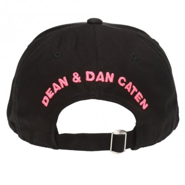 Gorra negra con logo bordado rosa DSQUARED2. Gorro Negro Bordado Rosa DSQUARED2. 100% algodón. Gorra de béisbol Dsquared2. Código de estilo: BCW0028 05C00001 M221. Dean y Dan Caten bordados en la parte trasera