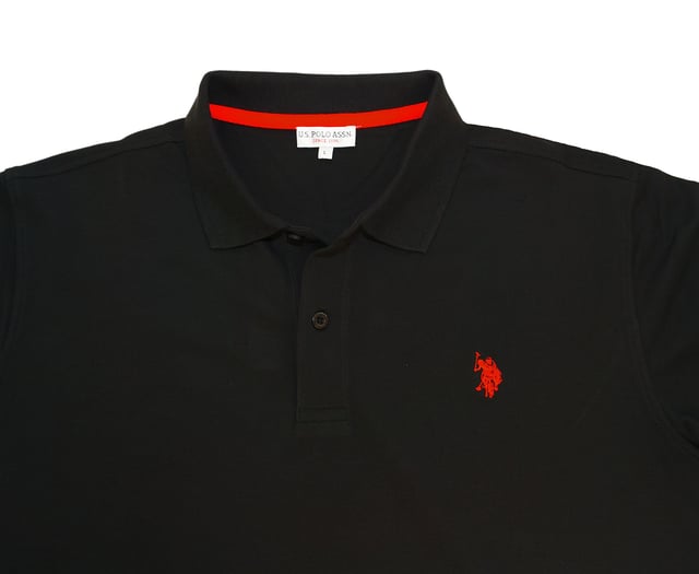 Schönes Poloshirt von US Polo ASSN. Dieses Basic-Poloshirt wurde aus Baumwolle mit einem kleinen Anteil an Elastan gefertigt. Dezente Pololasche auf der linken Brust und kontrastierende, gerippte Bündchen.