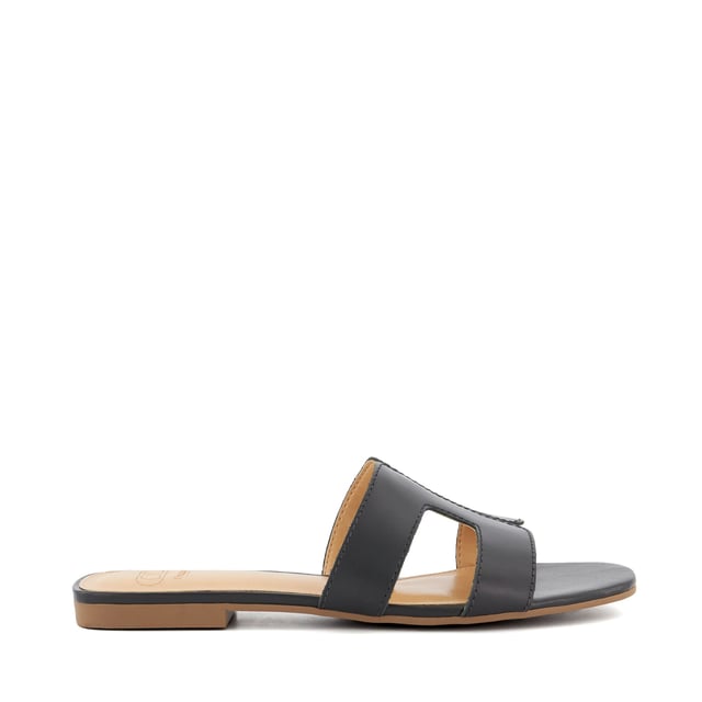 Update warm-weather edits with Loopey. This square-toed silhouette boasts cut-out detailing that is enhanced with visible stitching. The perfect pairing for casual and semi-formal dressing alike.