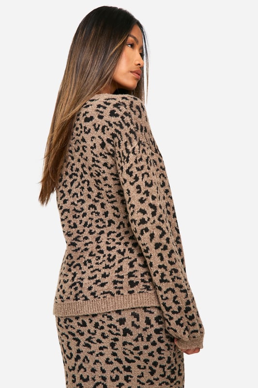 A classic transitional piece that makes layering simple, you can't go wrong with boohoo's range of women's cardigans. Cosy, soft, and the perfect addition to your new-season wardrobe, evoke effortlessly cool vibes with our cosy cardigan collection. Layer up in a chunky  cardigan or opt for chenille and boucl pieces for an edgy vibe. Play down your evening look with a wrap design, or throw a long cardigan over a casual tee, jeans and trainers at the weekend. From timeless black cardigans to playful printed options, shop it all on boohoo.Style: CardiganDesign: LeopardFabric: Acrylic