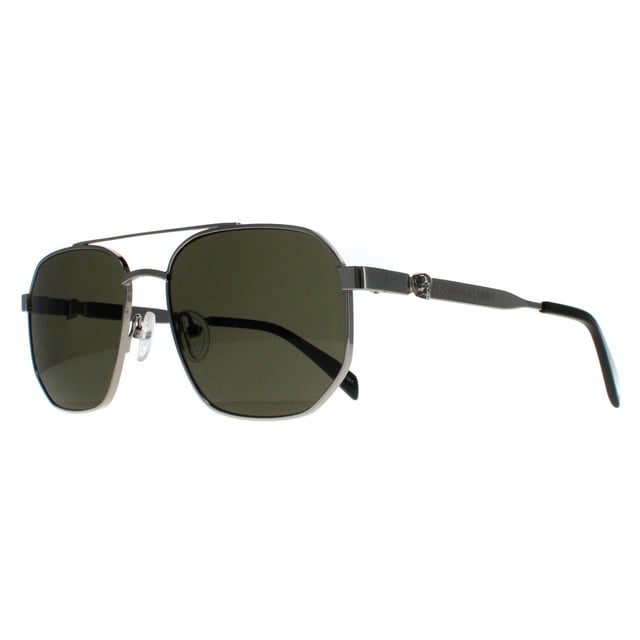 Las gafas de sol Alexander McQueen Aviator Unisex Silver Green AM0458S son el pináculo de la sofisticación y el estilo. Meticulosamente elaboradas, estas gafas icónicas combinan la elegancia clásica con un toque moderno. La elegante montura metálica, adornada con llamativos detalles metálicos en las patillas, irradia un lujo atemporal. Su silueta de aviador no sólo complementa varias formas de cara, sino que también ofrece protección UV, garantizando tanto el atractivo de la moda como el cuidado esencial de los ojos. Ya sea en la ciudad o en la playa, estas gafas de sol son sinónimo de gusto refinado y artesanía inigualable.