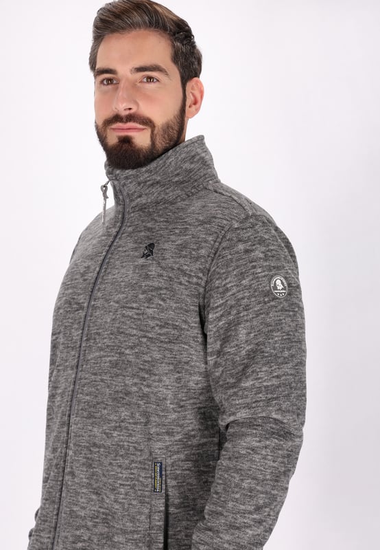 Entdecken Sie die perfekte Melange-Übergangsjacke, die auf Vielseitigkeit und Komfort ausgelegt ist. Dieses normal geschnittene Fleece mit Reißverschluss verfügt über einen stilvollen Stehkragen und lange Ärmel, ideal zum Schichten. Mit einem gestickten Logo auf der Brust, funktionellen Taschen und verstärkten Bündchen ist dieses warme Oberbekleidungsstück unverzichtbar für Outdoor-Abenteuer. .  Fleecejacke
