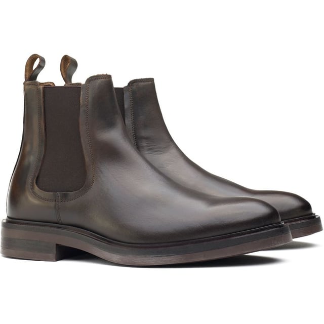 Preséntese en la ciudad con una sofisticación elegante con estas botas Hackett London Egmont. Estas botas Chelsea clásicas, confeccionadas a mano en Portugal, cuentan con una parte superior de cuero de lujo con refuerzos elásticos y un monograma H cosido a mano que adorna cada lado, mientras que la plantilla de cuero extraíble le brinda comodidad al pie en cada paso y la lengüeta de cuero en relieve le agrega un estilo característico.
