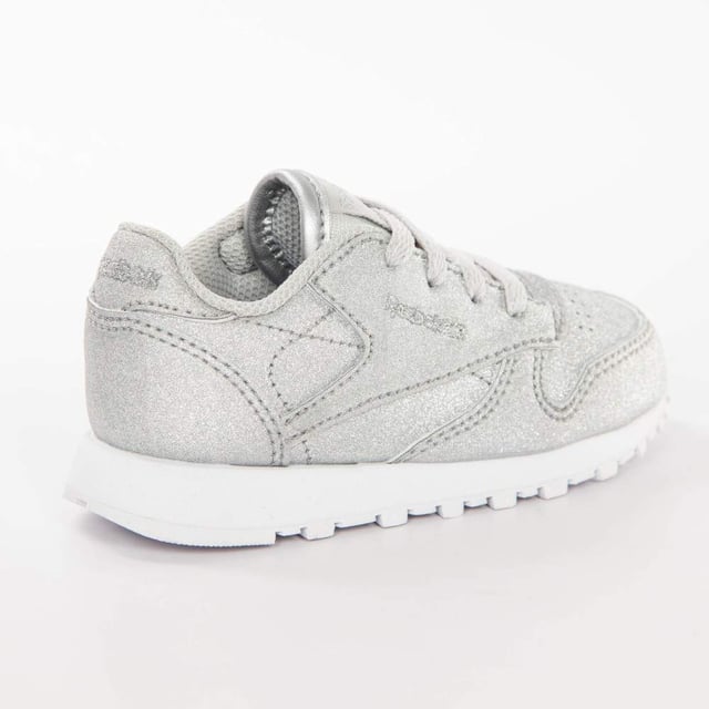 Reebok Classic Kinder Sneaker Mädchen Grau Synthetik. Authentischer Schuh der Marke Reebok - Streetwear/Sportswear-Design von Reebok - Reebok für modebewusste Mädchen, perfekt für den Alltag - Der graue Reebok Sneaker lässt sich perfekt mit dem Rest Ihrer Garderobe kombinieren - bequeme Synthetikmaterialien - klassische elastische Schnürsenkel - Classic Kids - Synthetik