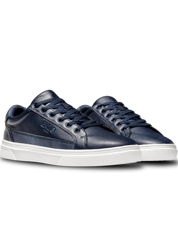Erweitern Sie Ihre Schuhkollektion mit diesen eleganten und stilvollen Enzo Men's Sienna Lace Up Sneakers. Gefertigt aus synthetischem Leder bieten diese Sneaker einen raffinierten, aber lässigen Look, perfekt für jeden Anlass. Zu den Hauptmerkmalen gehören eine strapazierfähige Gummisohle für verbesserten Halt und Komfort. Das Schnürdesign sorgt für einen sicheren Sitz, und der gepolsterte Kragen und die Zunge bieten zusätzliche Dämpfung. Die italienische Flagge ist ebenfalls unter dem Text eingestickt. Enzo Milano Branding an der Seite und ein kleines italienisches Flaggendetail, das auf ihre stilvollen Wurzeln verweist.