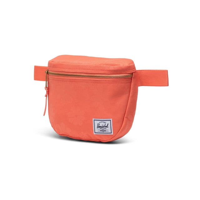 Made for quick and easy journeys. The Settlement Hip Pack keeps your essentials close when you're on the move. Made with recycled EcoSystem fabrics, this classic piece wears on the hip or over the shoulder.
