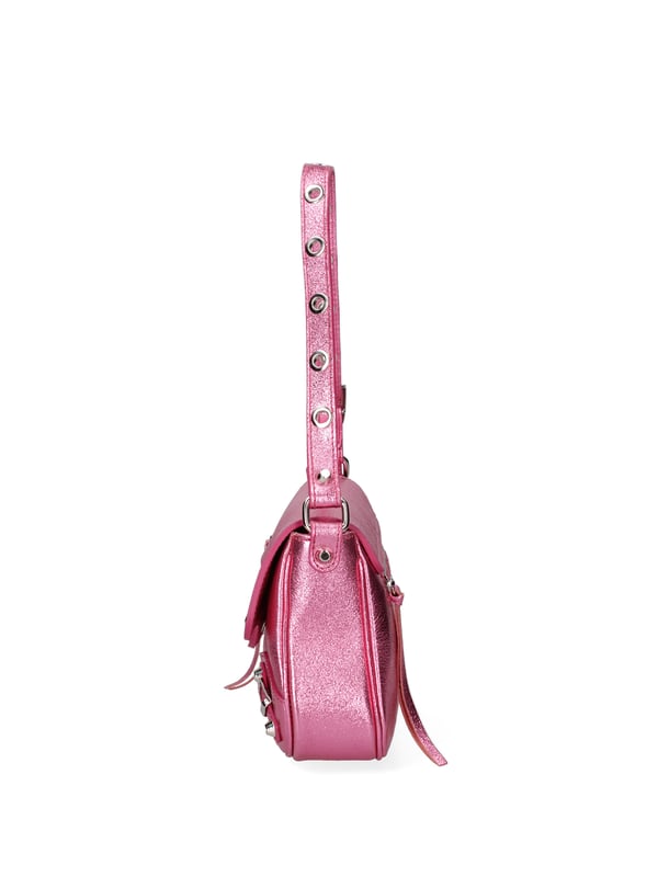 Bolso de hombro para mujeres. El cierre es con botón magnético. Los bolsillos internos son una cremallera. Los bolsillos externos son una cremallera y una cremallera trasera. La correa del hombro es ajustable y extraíble en cuero. El mango está en cuero. Los compartimentos internos son uno. El material externo es de cuero laminado real. Está alineado internamente en 70% de tela de algodón - 30% de seda. Medidas: 28x15x5 cm. Hecho en Italia