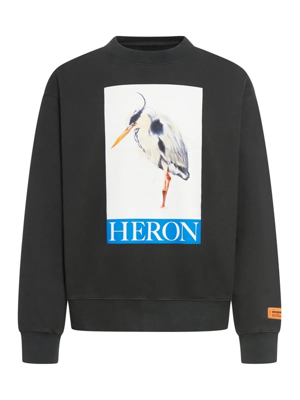Sudadera con cuello redondo pintada con pájaro garza en negro con detalles en azul. Este producto se ajusta a la talla real, pero relajado.