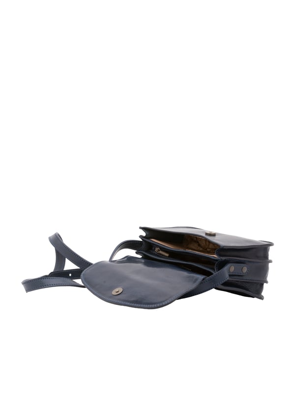 Crossbodytas voor dames met magneetsluiting. één met binnenzakken met ritssluiting. één achterkant met externe zakken met ritssluiting. verstelbaar in lederen schouderband. ontbrekend handvat. Drie binnenvakken.  extern materiaal. gevoerd met katoenen binnenkant. Afmetingen: 22x16x9,5 cm. Gemaakt in Italië