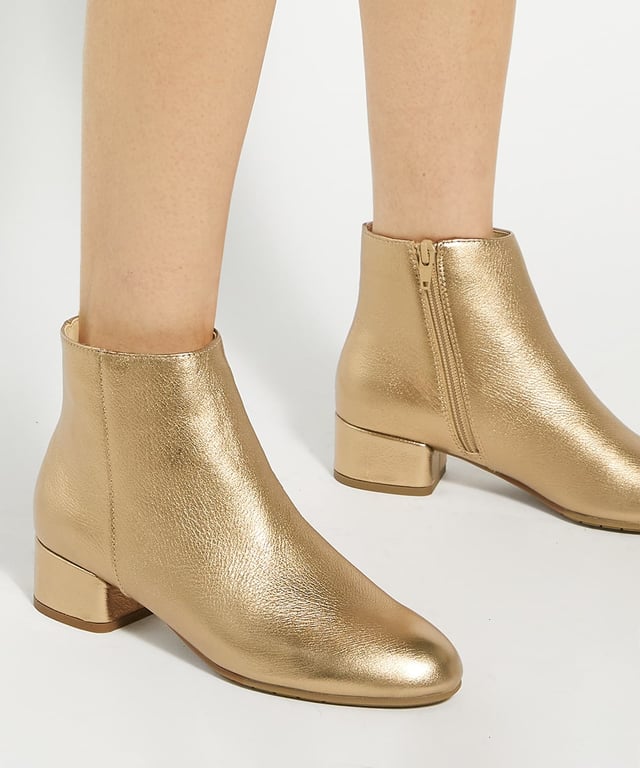 Dune Ladies Pippie - Low-Heel Ankle Boots Pippie will be your go-to ankle boots for days when you're on the move. Set on a low-block heel, these sleek and stylish all-rounders will go with everything in your wardrobe. Dress them up or down.