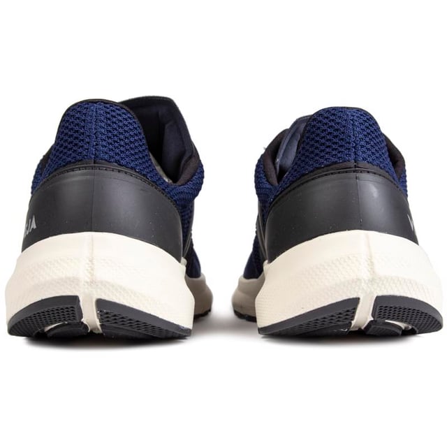 Las zapatillas de Veja son sostenibles. ético y respetuoso con el medio ambiente. La silueta vegana Marlin presenta una parte superior de tejido tejido transpirable. la legendaria firma en V grande en el lateral y forro 100% poliéster reciclado. El ligero. La suela exterior estriada de este zapato azul para correr proporciona un agarre excepcional y una zancada neutral.