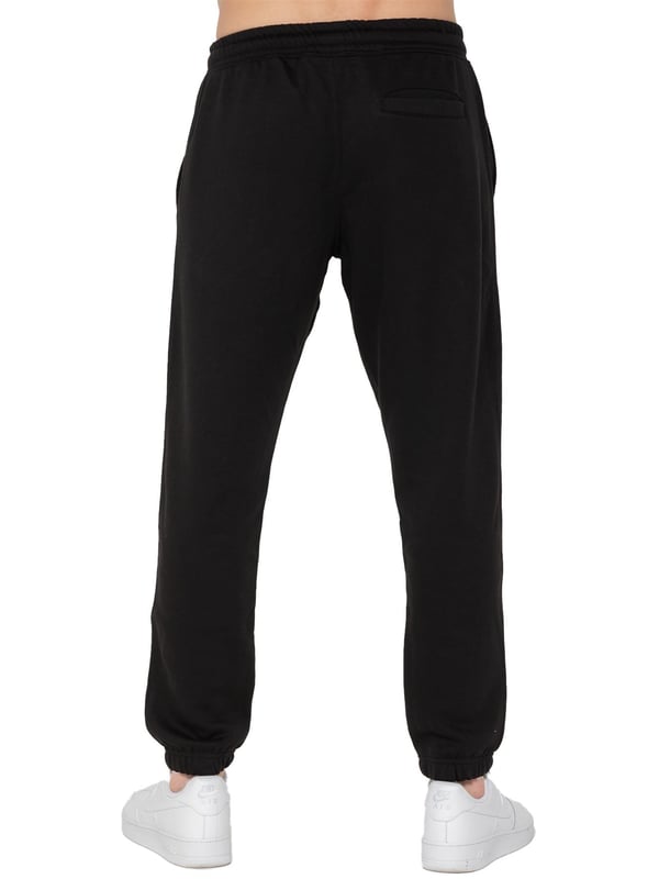 Eleva tu estilo con los joggers de ajuste regular de Enzo Milano. Cuentan con una cintura elástica con cordones ajustables y puños acanalados en los tobillos para un ajuste ceñido. Los joggers tienen bolsillos laterales, y en el lado izquierdo hay un pequeño logotipo impreso en blanco que añade un toque elegante. Están confeccionados con un material suave y cómodo, lo que los hace ideales para uso casual o actividades deportivas.