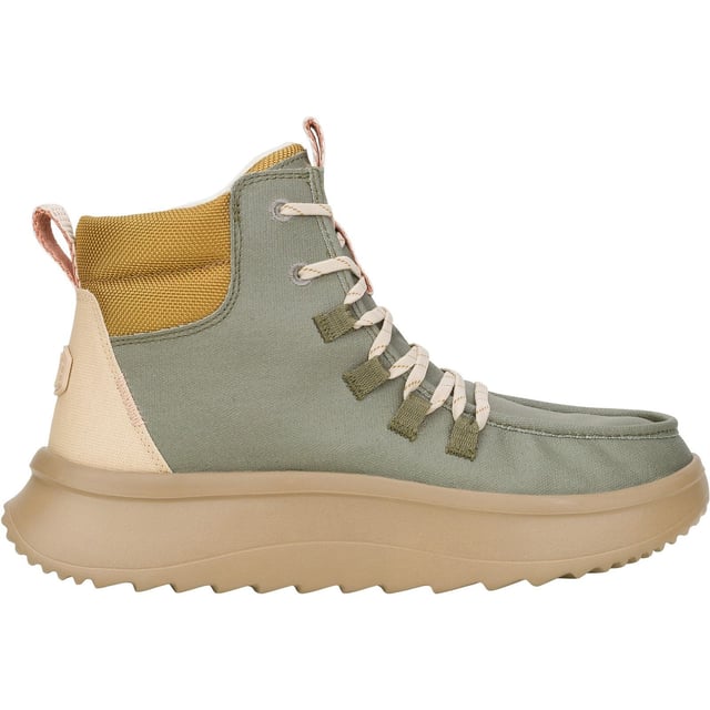 Wij hebben een hoge pet op van de Wendy Apres Coated Twill. Verhoog de stijlstandaard dit seizoen met een bovenwerk van gecoat keperstof, een suède hiel en een gewatteerde nylon kraag. De fleece voering en verhoogde plateauhoogte zorgen voor totaal comfort.