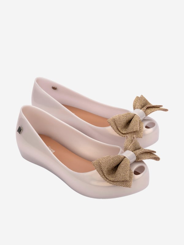 Introducing the exquisite Girls Ultragirl Sweet XII Ballerinas in Ivory by mini melissa, a timeless addition to any girl's wardrobe. This designer footwear blends classic charm with modern flair, ideal for any season. Here are the key features: Elegant Ivory Finish: A luxurious, neutral tone that complements any outfit. Comfort Design: Crafted for all-day comfort, ensuring your little one can play and explore without restraint. Durable Material: Made with high-quality materials to withstand the joys of childhood. Chic Detailing: Features lovely accents for that extra touch of glamour.Step up her style game with these charming ballerinas! Perfect for parties or casual wear. Order now!