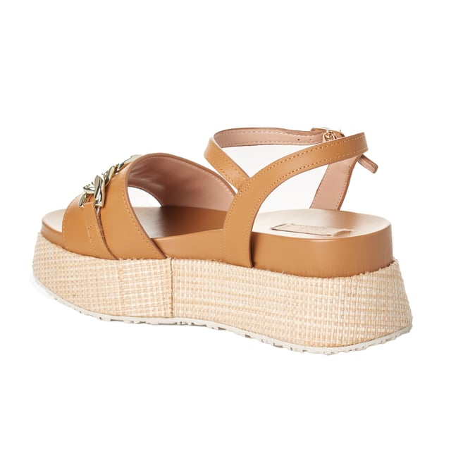 Platform sandalen van het merk Liu Jo die elegantie en moderniteit combineren in een uniek ontwerp. Ze zijn gemaakt van hoogwaardige materialen en onderscheiden zich door hun comfort en veelzijdige stijl.

 Kenmerken:

 - Damessandalen met een platformontwerp met raffia-effect, ideaal om hoogte toe te voegen met een natuurlijke en eigentijdse touch.
 - Voorkant versierd met een gouden metalen ketting die de exclusiviteit van het model benadrukt.
 - Verstelbare gespsluiting bij de enkel voor een aangepaste en stevige pasvorm.
 - De gepolsterde binnenzool zorgt de hele dag voor comfort.
 - Damessandalen met antislipzool voor meer stabiliteit bij elke stap.
 - Platformhoogte: 6 cm.

 Deze damessandalen met plateauzool zijn de perfecte optie om je casual look een geraffineerde toets te geven.
 Samenstelling: Buitenkant: Leer; Binnenkant: Kunstleer; Binnenzool: Leer; Zool: Rubber
 Onderhoud:
- Schoonmaken met een vochtige doek.
 - Vermijd overmatig nat worden.
 - Koel en droog bewaren.