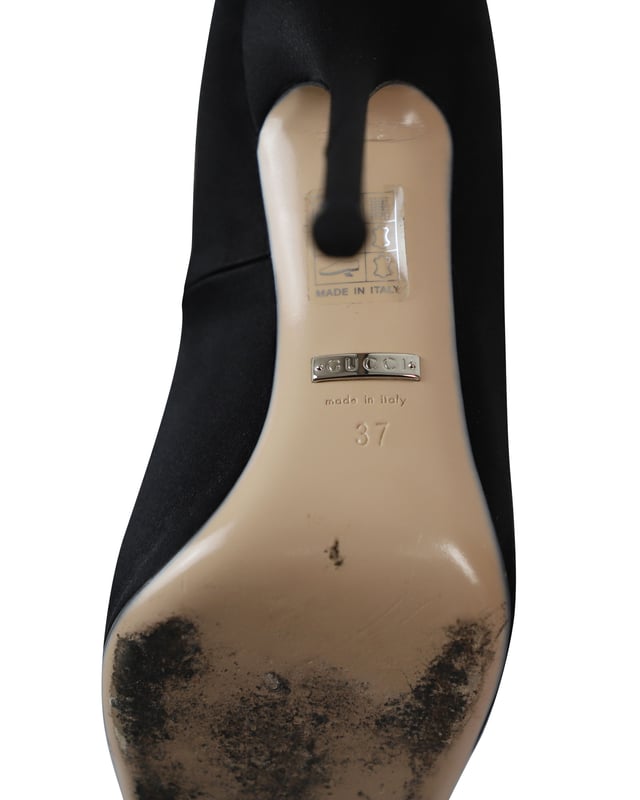 VINTAGE, RRP AS NEW
Gucci is well-known for graceful designs, and the label is synonymous with opulence, femininity, and elegance. Crafted from satin in a square-toe silhouette, the pumps are adorned with the signature Dionysus symbols and are raised on slender heels.

Includes box and dust bag.

Gucci Dionysus Embellished Pumps in Black Satin
Condition: very good
Material: Satin
Size: 37
Sign of wear: light wear
SKU: 261775