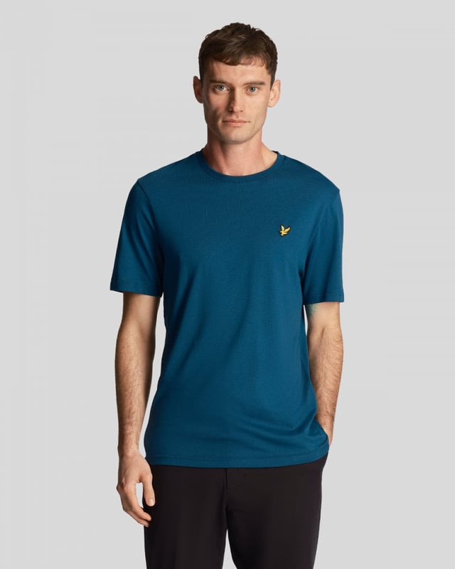 Dieses zeitlose Lyle & Scott T-Shirt ist ein Muss fur jede Garderobe. Dieses aus strapazierfahiger, weicher Baumwolle gefertigte Stuck verfugt uber ein Logo-Design auf der Brust fur ein klassisches Finish. Werten Sie Ihren Stil mit diesem zeitlosen Klassiker auf!, Grunes T-Shirt, hergestellt in Indien, 100 % Baumwolle, Markenlogo auf der Brust, kurze armel, normale Passform, fallt der Gro�e entsprechend aus, Markenaufnaher vorne links auf der Brust, Stil: TS400VOG W992