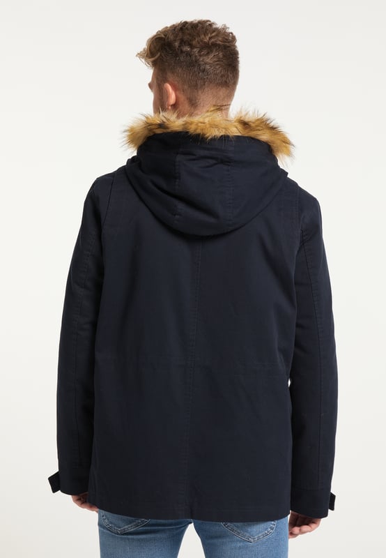 Het goede aan deze katoenen parka van Mo is dat hij in alle seizoenen kan worden gebruikt. Dankzij een uitneembare en gewatteerde binnenjas met imitatiebont wordt de anders zo lichte parka een verwarmende korte jas. Het imitatiebont op de capuchon kan ook met een rits worden verwijderd. De sportief-casual look wordt ondersteund door de bovenste paspelzakken en de grote klepzakken, terwijl een intern taillekoord zorgt voor een vormvaste look. De casual parka wordt gesloten met een rits en knoopsluiting.  Parka