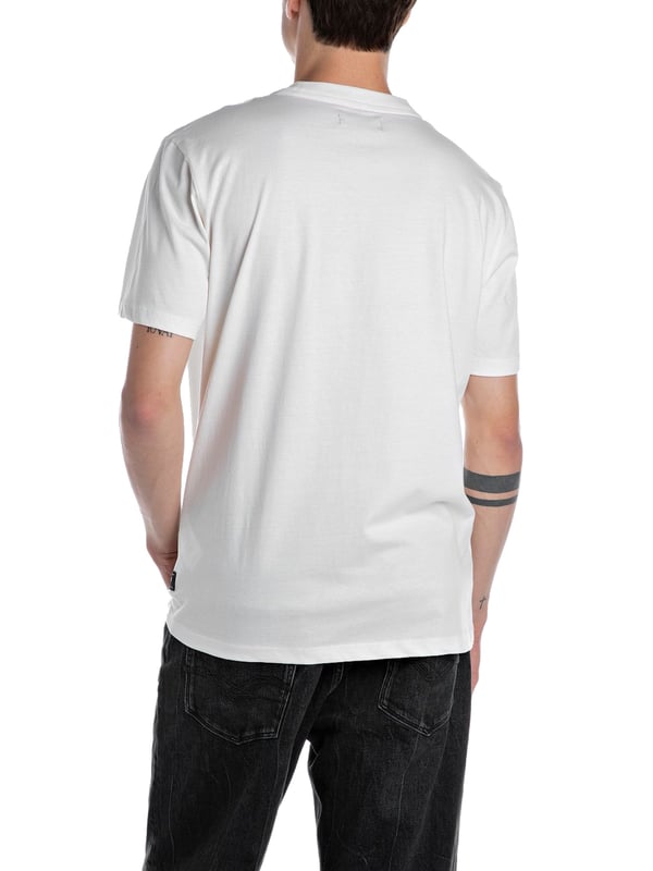 Ontdek tijdloze elegantie en comfort met het Replay T-shirt, de ideale metgezel voor je dagelijkse stijl. Dit effen shirt met korte mouwen valt op door de klassieke ronde hals en biedt een hoog draagcomfort dankzij de hoogwaardige materialen.   Het fijne logoborduursel op de borst geeft het T-shirt een subtiel vleugje exclusiviteit en benadrukt de kwaliteit. Perfect voor een casual alledaagse look of als basisstuk in je garderobe, het kan op verschillende manieren worden gecombineerd.  Het label aan de binnenkant garandeert authenticiteit en het onmiskenbare Replay-karakter. Of je het nu draagt met jeans of onder een blazer - dit T-shirt geeft uitdrukking aan je persoonlijke stijl.  Geniet van het ongeëvenaarde comfort en de duurzaamheid die je van Replay verwacht. Dit T-shirt is klaar om elke dag met stijl en vertrouwen aan te gaan en is de perfecte keuze voor elke gelegenheid.