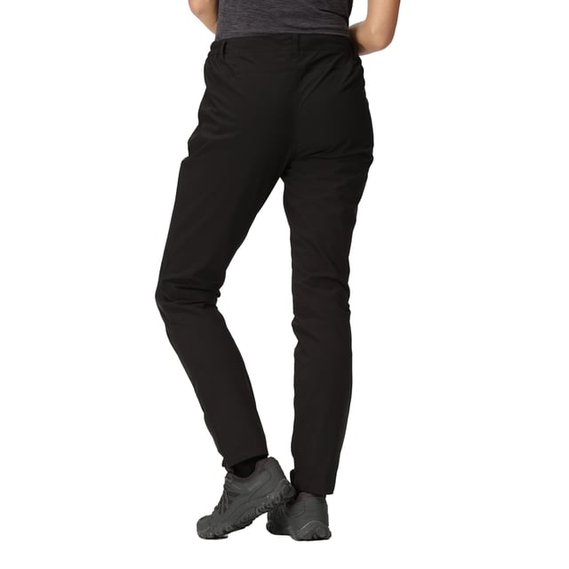 100% gerecycleerd polyester. Voering: Stretch. Ontwerp: Eenvoudig. Sluiting: Knoop, Ritsgat. Stof Technologie: Ademend, Isotex 10000, Waterdicht, Winddicht. Riemlussen. Zakken: 2 Voorzakken, Rits. 10000g/m²/24hrs.