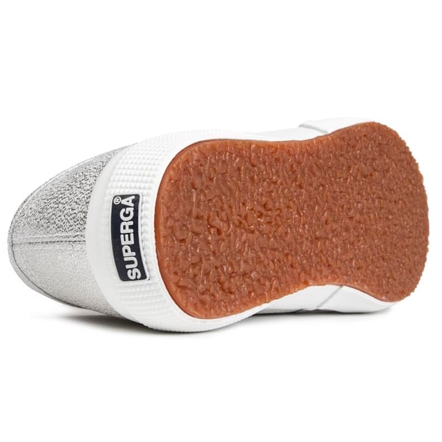 Apportez de la vie et une ambiance rétro à votre collection de baskets. avec les chaussures à lacets pour femme 2750 Classic de la marque italienne Superga. Fabriqué en pur coton respirant. les élégantes tennis métalliques sont finies avec une semelle en gomme vulcanisée. logo supergun et œillets argentés de marque.