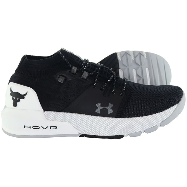 Under Armour Project Rock 2 Mujer Negro Zapatillas deportivas Las zapatillas Under Armour Project Rock 2 para mujer, en color negro, son una extraordinaria combinación de moda, fitness y rendimiento. Creadas en colaboración con Dwayne "The Rock" Johnson, estas zapatillas encarnan el compromiso de superar los límites del estilo y la capacidad atlética. Tanto si vas al gimnasio, como si participas en entrenamientos de alta intensidad o simplemente buscas unas zapatillas elegantes y modernas para elevar tu estilo diario, estas zapatillas están diseñadas para satisfacer tus necesidades.
Características principales:
Colaboración con "The Rock": Estas zapatillas son el resultado de una colaboración con Dwayne "The Rock" Johnson, que representa su dedicación al fitness y al rendimiento.
Materiales de primera calidad: Construidas con materiales de alta calidad, estas zapatillas cuentan con una mezcla de componentes sintéticos y textiles que garantizan durabilidad, transpirabilidad y una sensación de ligereza.
Amortiguación con gran capacidad de respuesta: La tecnología UA HOVR integrada en la entresuela ofrece una amortiguación con capacidad de respuesta, reduciendo el impacto en los pies y proporcionando al mismo tiempo un retorno de energía para una experiencia cómoda y enérgica.
Sujeción estable: Estas zapatillas están equipadas con un contrafuerte de TPU de apoyo en el talón y un contrafuerte externo en el talón que ofrece estabilidad y sujeción, lo que las hace adecuadas para diversos ejercicios y actividades de entrenamiento.
Construcción transpirable: Las zapatillas cuentan con una parte superior muy transpirable para mantener los pies frescos y cómodos durante los entrenamientos.
Diseño elegante y moderno: El diseño minimalista en negro con un sutil estampado de la marca garantiza que estas zapatillas se integren a la perfección en tu vestuario informal sin perder el toque deportivo.
Suela duradera: Las zapatillas están equipadas con una robusta suela de goma que ofrece una excelente tracción y durabilidad, garantizando un buen rendimiento en una gran variedad de superficies.