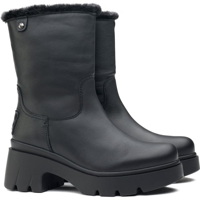 The Priya Mid-calf Boots From Panama Jack Will Keep You Snug And On-trend This Winter. They Are Made From Super Supple Leather With An Inside Zip And Adorned With A Branded Metal Button. The Cleated, Rugged Rubber Sole With Its Block Heel Provide A Gripping, Sturdy Stride And Extra Height, Whilst The Cosy, Cuddly Faux Fur Plush Lining Keeps Your Feet Warm On Chilly Days.