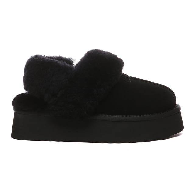 Stay on-trend this winter with these must-have Fantail slipper! Featuring a platform sole with a discreet elastic band for optimal comfort and fit, they also include an extra fluffy buckle strap, offering versatile styling options. Chic and cozy, they're perfect for keeping your feet snug.

Product No. EAU2018

Description:
- Cow Suede Upper
Sheepskin Wool Lining
EVA Sole
