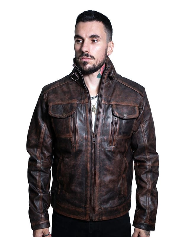 De uitgesproken verweerde look schittert hier in ons premium nappaleer. Dit bikerjack heeft een klassieke hoge opstaande kraag die kan worden gesloten met een YKK-rits over de volledige lengte. Het voorpand is voorzien van werkende klepzakken en verticale ritsvakken, met nog twee zakken met knoopsluiting in de taille. Bovendien zijn de schouders voorzien van gewatteerde inzetstukken die harmoniseren met de hoge opstaande kraag, waardoor een hypermoderne, eigentijdse look ontstaat. Deze jas is verkrijgbaar in de klassieke zwarte en bruine kleuren. • 100% premium ultrazacht nappaleer. • Luxe quilting op de schouderpanelen van de jas • Stevige YKK-ritssluiting • 4 functionele buitenzakken met knoopsluiting, 2 buitenzakken met ritssluiting • Premium handgeweven labels. • Stijlvolle hoge opstaande kraag met drukknoopsluiting