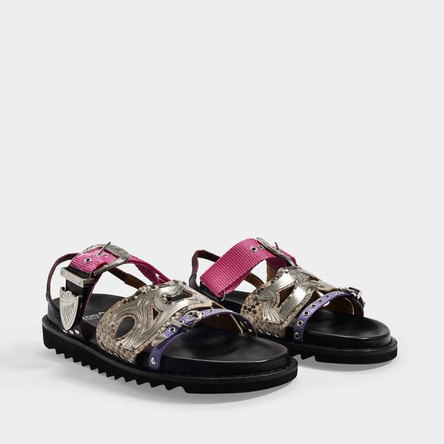 Met zijn Franse en Japanse wortels is dit avant-gardistische merk, opgericht in 1997, een cultfavoriet geworden. Speel met de contrasten en combineer deze sandalen met een zijden of gebreide maxi-jurk. Hakhoogte: 3,5 cm. Hoogte platform: 2 cm. Kleuren: Zwart. Hoofdmateriaal: glad kalfsleer. Materiaal Zool: Rubber. Materiaal voering: leer. Sluiting: enkelbandje met gespsluiting. Teenvorm: rond open. Pasvorm: op maat - Maatvoering: Europees.