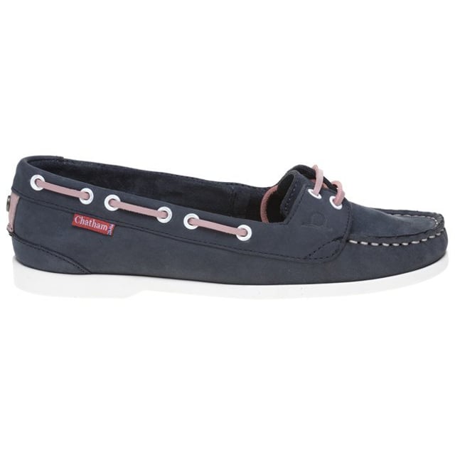 Nada dice más verano que un náutico y el zapato plano Rema de Chatham Marine encaja perfectamente. Diviértete con la moda con este calzado sin cordones azul acabado con cordones rosas y una plantilla de espuma acolchada para mayor comodidad.