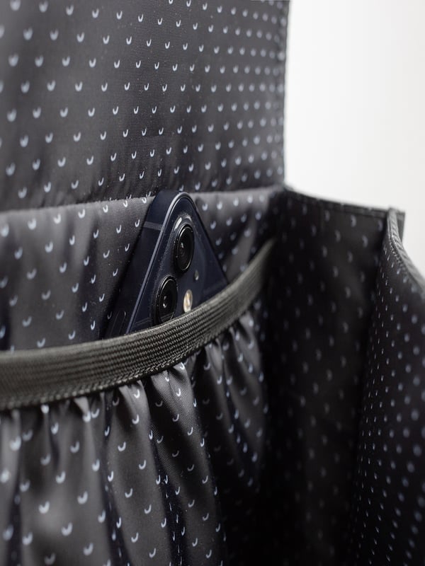 Deze middelgrote schoudertas van softshell materiaal combineert stijl en functionaliteit. De regenbestendige stof beschermt je essentials in alle weersomstandigheden, terwijl de magneetsluiting, die aan de zijkant opengaat, voor gemakkelijke toegang zorgt. Een praktisch ritsvak aan de buitenkant en een binnenvak met elastisch trekkoord zorgen voor optimale opbergruimte. De afneembare, verstelbare schouderriem biedt flexibele draagopties, terwijl het reliëflogo op de riem een subtiel accent toevoegt. Een geweven labelpatch op de zijnaad benadrukt het hoogwaardige ontwerp. Deze 100% veganistische en milieuvriendelijke tas is een must-have voor het moderne dagelijkse leven.